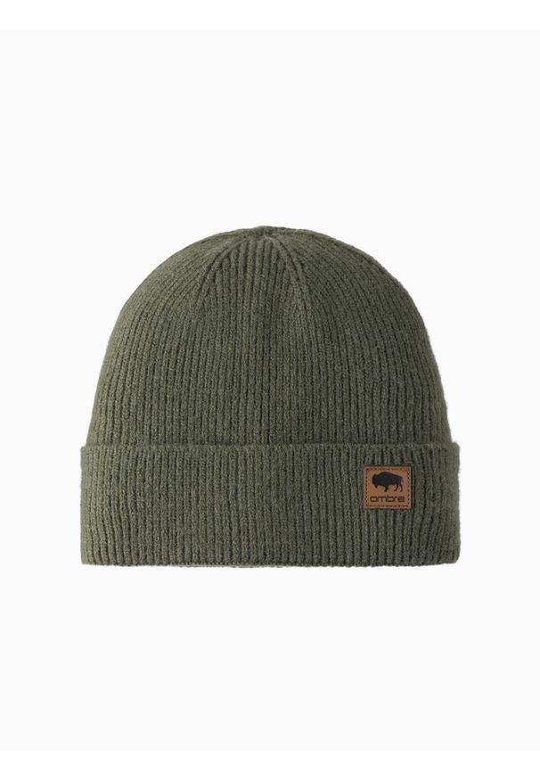 Ombre Clothing - Dzianinowa czapka męska beanie z naszywką – oliwkowa V4. Kolor: oliwkowy. Materiał: dzianina. Wzór: aplikacja. Styl: elegancki, casual