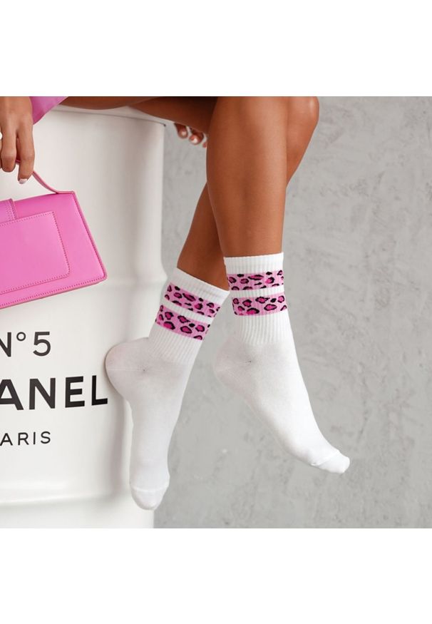 Milena - Skarpetki damskie dwa cętkowane paski 1145 wh/pn. Kolor: biały. Materiał: poliamid, bawełna, materiał, elastan. Wzór: paski
