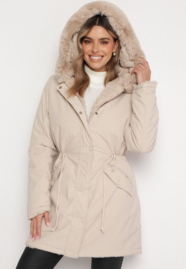 Born2be - Jasnobeżowa Kurtka z Kapturem i Ozdobnym Futerkiem Lutiena. Typ kołnierza: kaptur. Kolor: beżowy. Materiał: futro