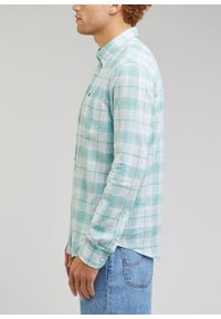 Lee - LEE BUTTON DOWN MĘSKA KOSZULA MATERIAŁOWA DUSTY JADE L880BA41 112330673. Typ kołnierza: button down. Materiał: materiał