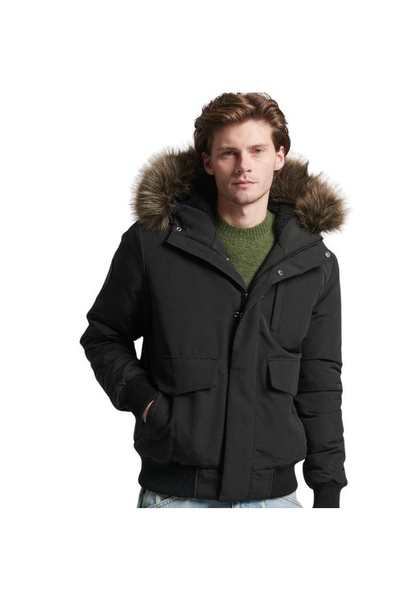 Kurtka z kapturem Superdry Everest. Typ kołnierza: kaptur. Kolor: czarny. Materiał: puch