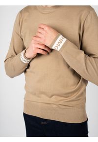 John Richmond Sweter | UMA24099MA IR | Mężczyzna | Beżowy. Okazja: na co dzień. Kolor: beżowy. Materiał: wiskoza, poliester. Wzór: aplikacja. Styl: elegancki, casual #4