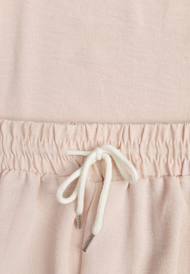 Renee - Jasnobeżowy Komplet Bluzka i Luźne Spodnie z Wiskozą i Kieszonkami Efraria. Kolor: beżowy. Materiał: wiskoza. Wzór: aplikacja