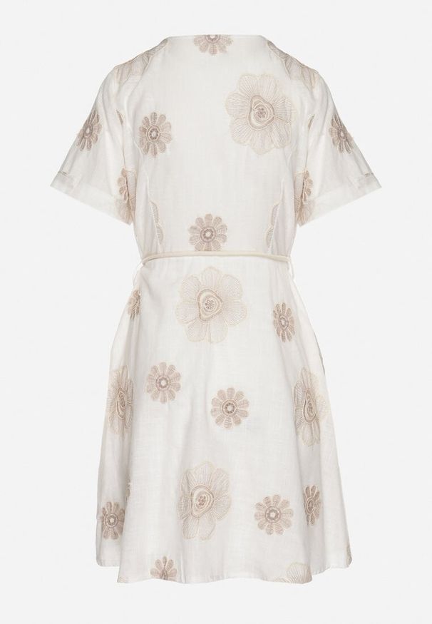 Born2be - Biała Sukienka w Stylu Boho w Haftowane Kwiaty ze Sznurkiem Evionis. Okazja: na co dzień. Typ kołnierza: dekolt w serek. Kolor: biały. Wzór: kwiaty, haft. Styl: boho