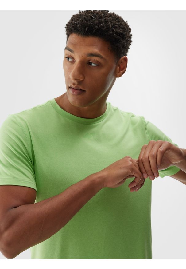 4f - 4F Koszulka treningowa regular szybkoschnąca męska - zielona 3XL. Kolor: zielony. Materiał: dzianina, elastan, włókno, syntetyk, materiał. Wzór: gładki, jednolity, ze splotem. Sport: fitness