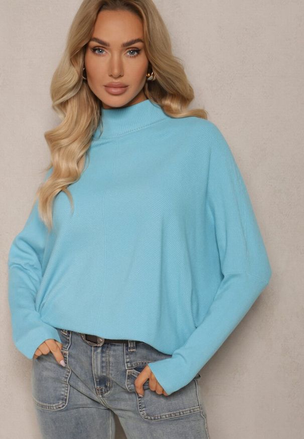 Renee - Jasnoniebieski Sweter Nietoperz z Dłuższym Tyłem i Półgolfem Vitirae. Okazja: na co dzień. Kolor: niebieski. Materiał: jeans. Długość: długie. Styl: casual, elegancki