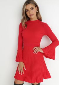 Born2be - Czerwona Sukienka Taliowana z Falbankami Marius. Okazja: na co dzień, do pracy. Typ kołnierza: kołnierz z falbankami. Kolor: czerwony. Materiał: wiskoza. Typ sukienki: proste. Styl: klasyczny, casual #1