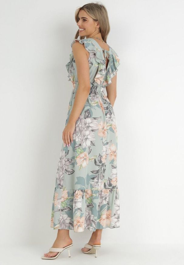 Born2be - Zielona Sukienka w Kwiaty o Rozkloszowanym Kroju z Falbanami i Wiązaniem Trelanie. Okazja: na co dzień. Kolor: zielony. Wzór: kwiaty. Styl: elegancki, casual