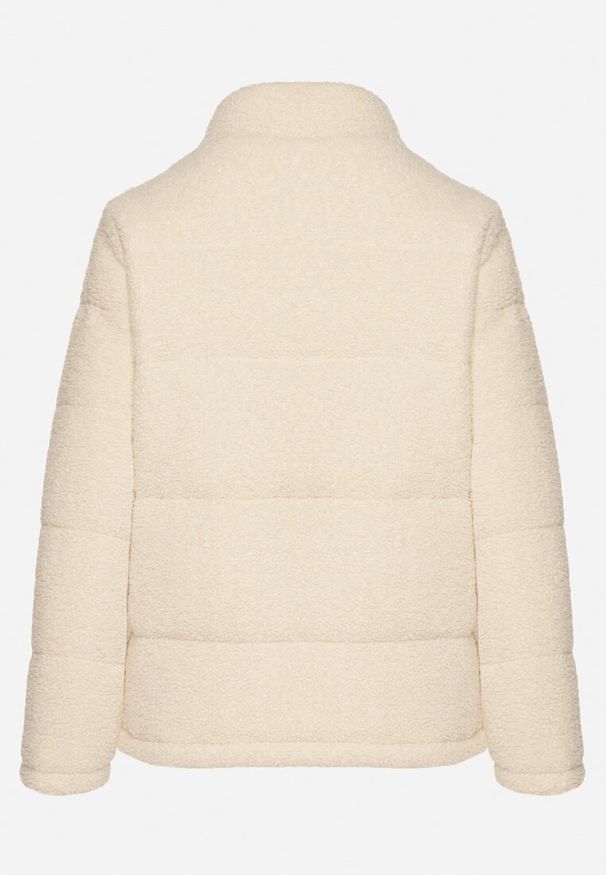 Born2be - Beżowa Futrzana Kurtka Pikowana w Stylu Baranka Olettana. Okazja: na co dzień. Kolor: beżowy. Materiał: futro. Styl: casual