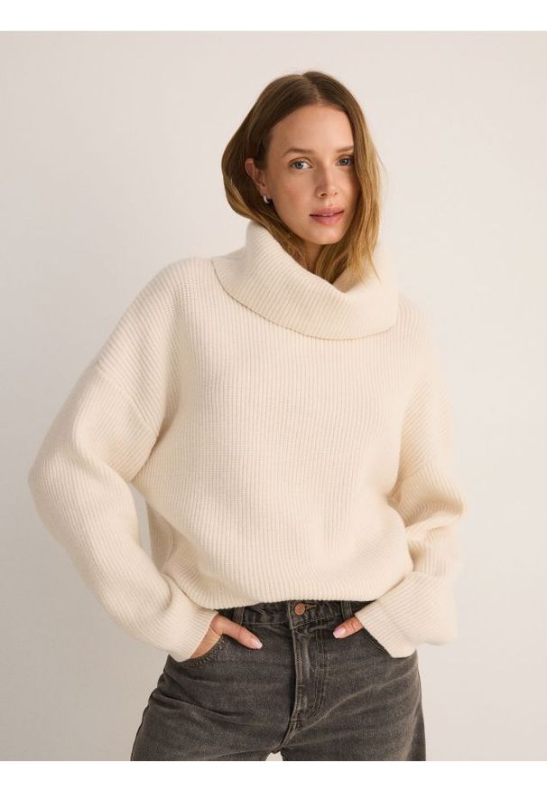 Reserved - Sweter oversize z golfem - kremowy. Typ kołnierza: golf. Kolor: kremowy. Materiał: dzianina