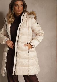 Renee - Beżowa Pikowana Kurtka o Długim Fasonie z Odpinanym Kapturem z Futerkiem Fenalda. Okazja: na spacer. Kolor: beżowy. Materiał: futro. Długość: długie. Styl: elegancki #5