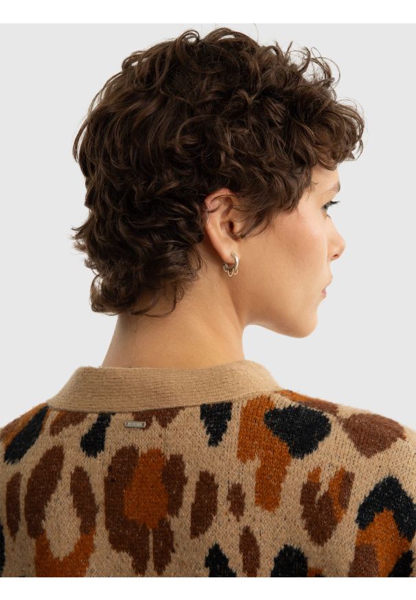 Big-Star - Sweter damski typu kardigan z motywem zwierzęcym brązowy Pantira 000. Typ kołnierza: dekolt w serek. Kolor: wielokolorowy. Materiał: materiał. Długość rękawa: długi rękaw. Długość: długie. Wzór: motyw zwierzęcy