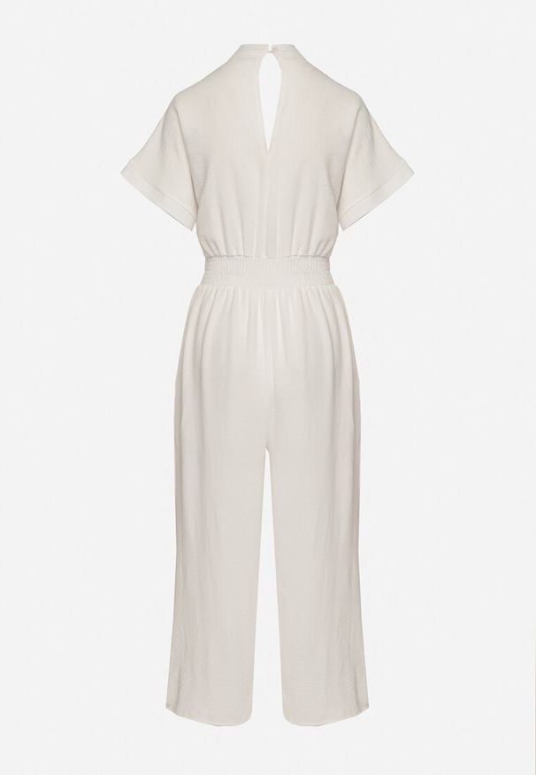 Born2be - Biały Kombinezon z Wiskozy z Gumką w Talii i Dekoltem w Serek z Guzikami Nisella. Okazja: na co dzień. Kolor: biały. Materiał: wiskoza. Długość rękawa: krótki rękaw. Długość: krótkie. Styl: elegancki, casual