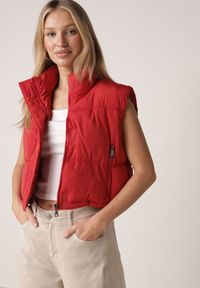 Born2be - Czerwona Krótka Kamizelka Pikowana Typu Puffer Niraemius. Okazja: na co dzień. Kolor: czerwony. Materiał: poliester. Długość: krótkie. Styl: casual #8