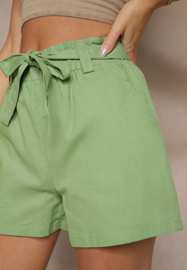 Renee - Zielone Szorty z Bawełny High Waist Ozdobione Paskiem Lioziera. Okazja: na co dzień, na spacer. Stan: podwyższony. Kolor: zielony. Materiał: bawełna. Wzór: aplikacja. Sezon: lato. Styl: casual, elegancki