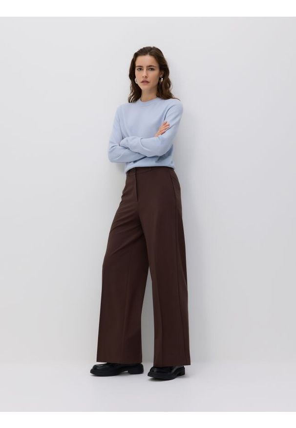 Reserved - Szerokie spodnie z kantem - ciemnobrązowy. Kolor: brązowy. Materiał: tkanina, wiskoza