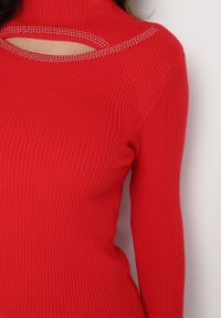 Born2be - Czerwony Prążkowany Golf z Wycięciem Przy Dekolcie z Cyrkoniami Wokół Merithias. Okazja: na co dzień. Typ kołnierza: golf. Kolor: czerwony. Materiał: prążkowany. Wzór: aplikacja. Sezon: zima, jesień. Styl: casual, elegancki #7