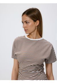 Reserved - Taliowany t-shirt w paski - wielobarwny. Materiał: dzianina, bawełna. Wzór: paski