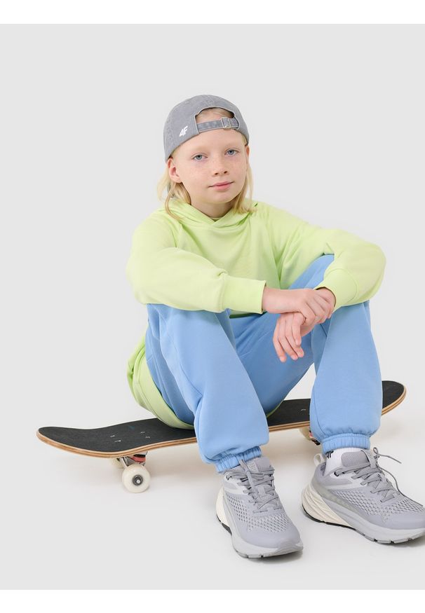 4f - 4F Bluza dresowa nierozpinana z kapturem chłopięca - zielona 122 (6-7 lat). Okazja: na co dzień. Typ kołnierza: kaptur. Kolor: zielony. Materiał: dresówka. Długość rękawa: raglanowy rękaw. Wzór: gładki, nadruk, ze splotem. Sezon: lato. Styl: casual, sportowy