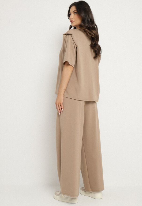 Born2be - Beżowy Komplet z Wiskozą Szerokie Spodnie i Bluzka z Dekoltem w Serek Zeilora. Kolor: beżowy. Materiał: wiskoza