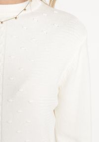 Born2be - Biały Sweter z Warkoczykowym Splotem Emaera. Kolor: biały. Wzór: ze splotem. Sezon: jesień, zima #4