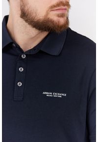 Armani Exchange - ARMANI EXCHANGE Granatowa koszulka polo z białym logo. Typ kołnierza: polo. Kolor: niebieski. Materiał: guma, prążkowany. Długość rękawa: krótki rękaw