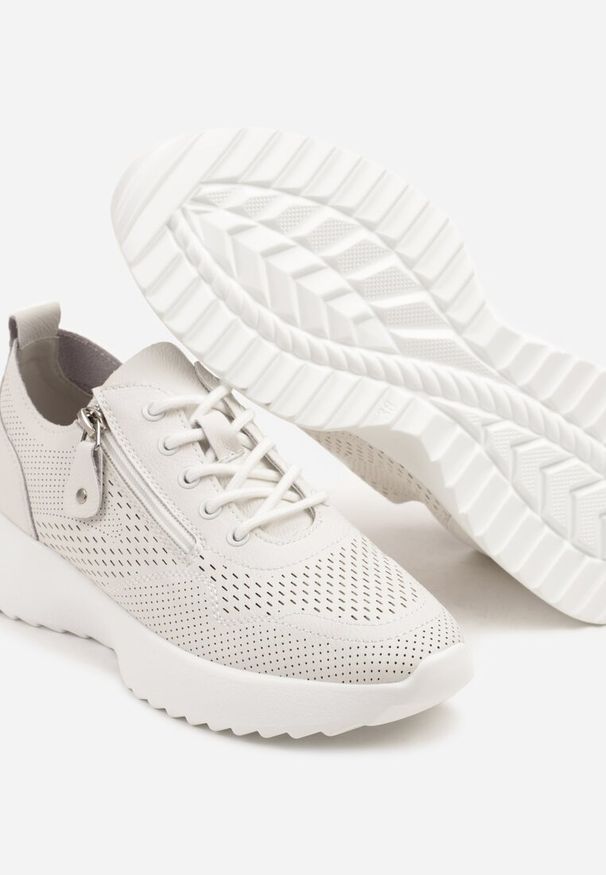 Born2be - Białe Skórzane Sneakersy z Ozdobnym Suwakiem Selami. Okazja: na co dzień. Zapięcie: sznurówki. Kolor: biały. Materiał: skóra. Szerokość cholewki: normalna. Obcas: na obcasie. Wysokość obcasa: niski