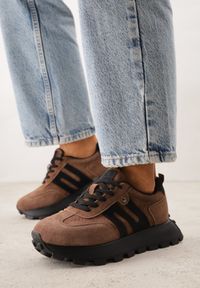 Born2be - Brązowe Zamszowe Sneakersy na Grubej Podeszwie Geometrycznym Wzorem Zitula. Okazja: na spacer, na co dzień. Kolor: brązowy. Materiał: zamsz. Wzór: geometria. Sport: turystyka piesza #1