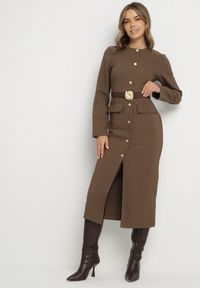 Born2be - Brązowa Elegancka Sukienka z Ozdobnymi Guzikami i Paskiem z Klamrą Esmilea. Okazja: na co dzień, na spotkanie biznesowe, do pracy. Kolor: brązowy. Długość rękawa: długi rękaw. Typ sukienki: proste. Styl: elegancki #1