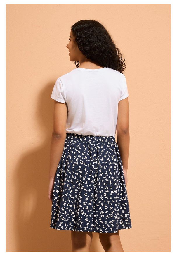 bonprix - Sukienka z dżerseju z elastycznej mieszanki bawełny organicznej. Kolor: biały. Materiał: jersey, bawełna. Długość rękawa: krótki rękaw. Wzór: kwiaty