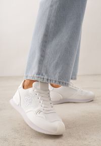 Born2be - Białe Casualowe Sneakersy z Ozdobnymi Przeszyciami Chlylee. Okazja: na co dzień. Kolor: biały. Materiał: jeans. Sport: fitness, turystyka piesza #1