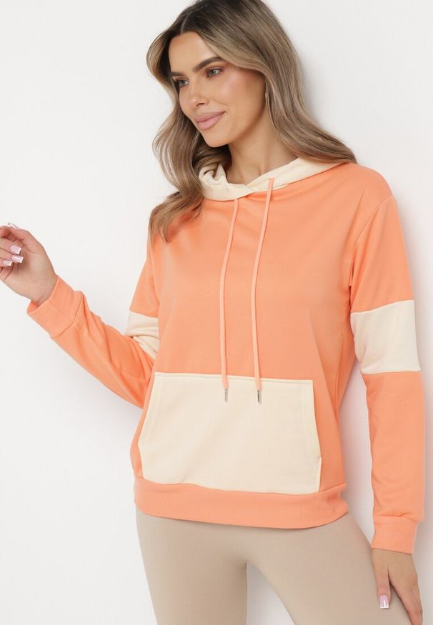 Born2be - Pomarańczowa Bluza Oversize z Kapturem i Kontrastowymi Wstawkami Jevina. Okazja: na co dzień. Typ kołnierza: kaptur. Kolor: pomarańczowy. Materiał: jeans. Długość rękawa: długi rękaw. Długość: długie. Wzór: aplikacja. Styl: elegancki, casual