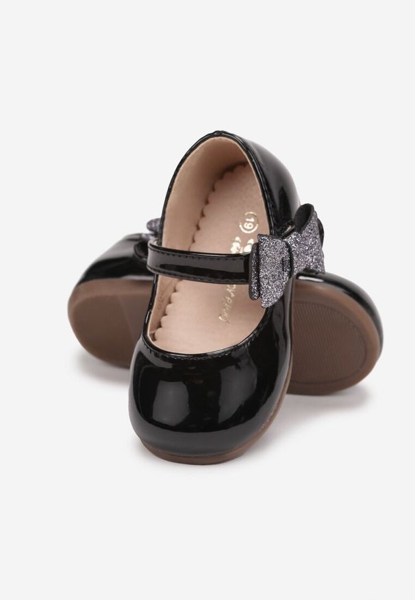 Born2be - Czarne Lakierowane Balerinki na Płaskiej Podeszwie z Rzepem i Kokardką z Brokatem Kenua. Kolor: czarny. Materiał: lakier. Sezon: lato, wiosna