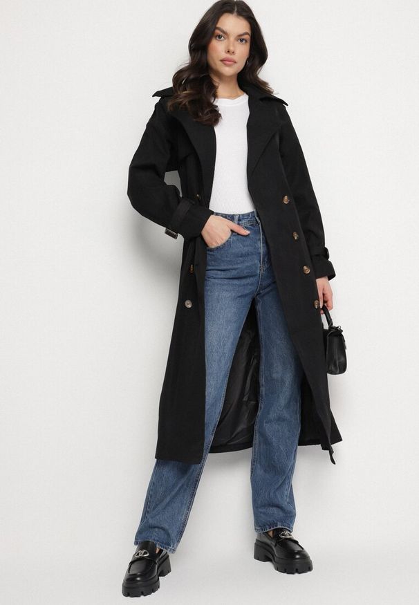 Born2be - Czarny Długi Płaszcz Trencz Dwurzędowy z Paskiem w Talii Cadenite. Typ kołnierza: kolnierz wykładany. Kolor: czarny. Długość: długie