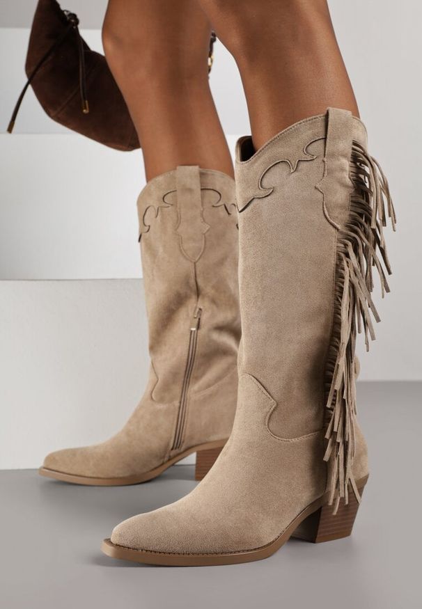 Born2be - Ciemnobeżowe Kozaki Typu Kowbojki na Stożkowym Obcasie z Frędzlami Reissana. Kolor: beżowy. Materiał: jeans. Obcas: na obcasie. Styl: klasyczny, elegancki. Wysokość obcasa: średni