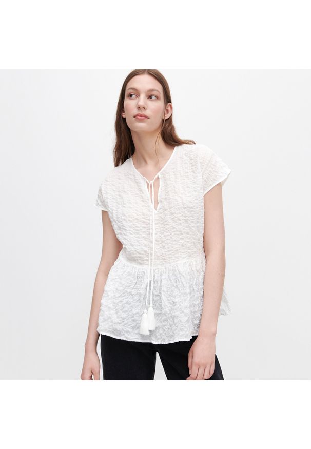 Reserved - Marszczona bluzka z baskinką - Biały. Kolor: biały