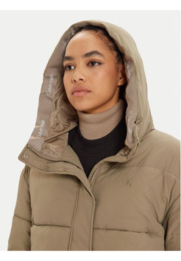 Calvin Klein Jeans Kurtka zimowa J20J224112 Beżowy Regular Fit. Kolor: beżowy. Materiał: syntetyk. Sezon: zima