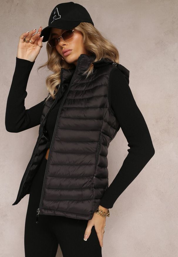 Renee - Czarna Kamizelka z Pikowaniem Kapturem i Kieszeniami Kimes. Okazja: na co dzień. Typ kołnierza: golf. Kolor: czarny. Materiał: tkanina, jeans. Styl: elegancki, casual