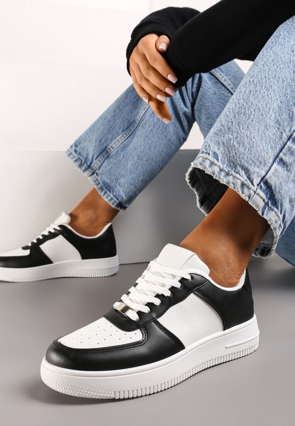 Born2be - Biało-Czarne Sneakersy Sznurowane o Klasycznym Fasonie Kauma. Nosek buta: okrągły. Zapięcie: sznurówki. Kolor: biały. Materiał: materiał. Obcas: na obcasie. Wysokość obcasa: niski