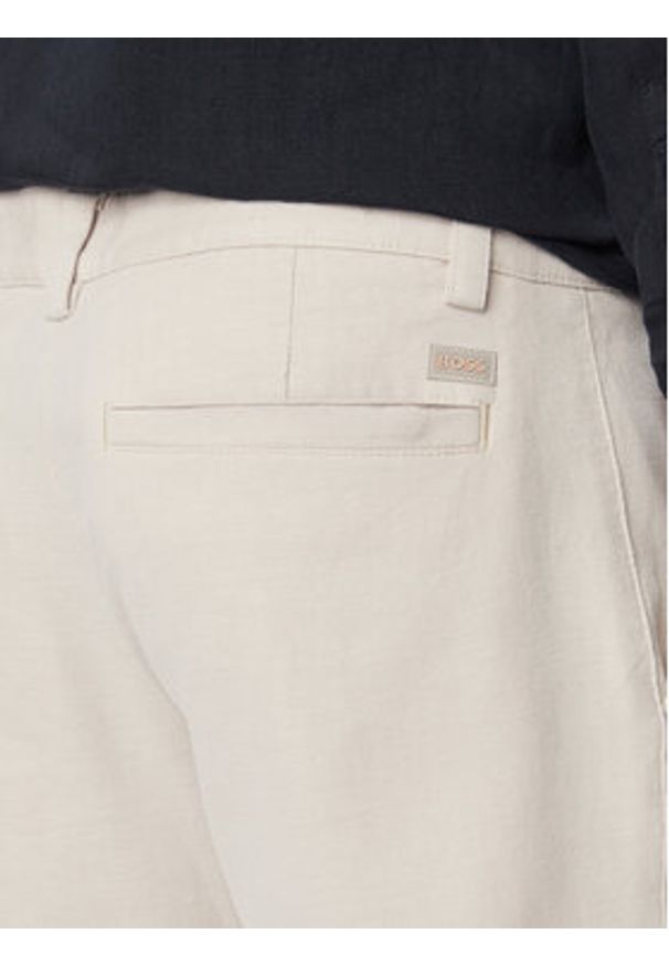 BOSS Chinosy 50559158 Beżowy jasny Tapered Fit. Kolor: beżowy. Materiał: bawełna
