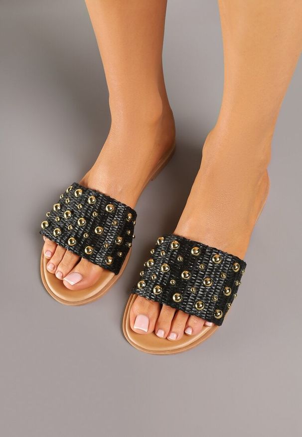 Renee - Czarne Klapki na Płaskiej Podeszwie z Paskiem z Nitami Sunirae. Kolor: czarny. Materiał: jeans. Wzór: aplikacja. Obcas: na płaskiej podeszwie. Styl: elegancki