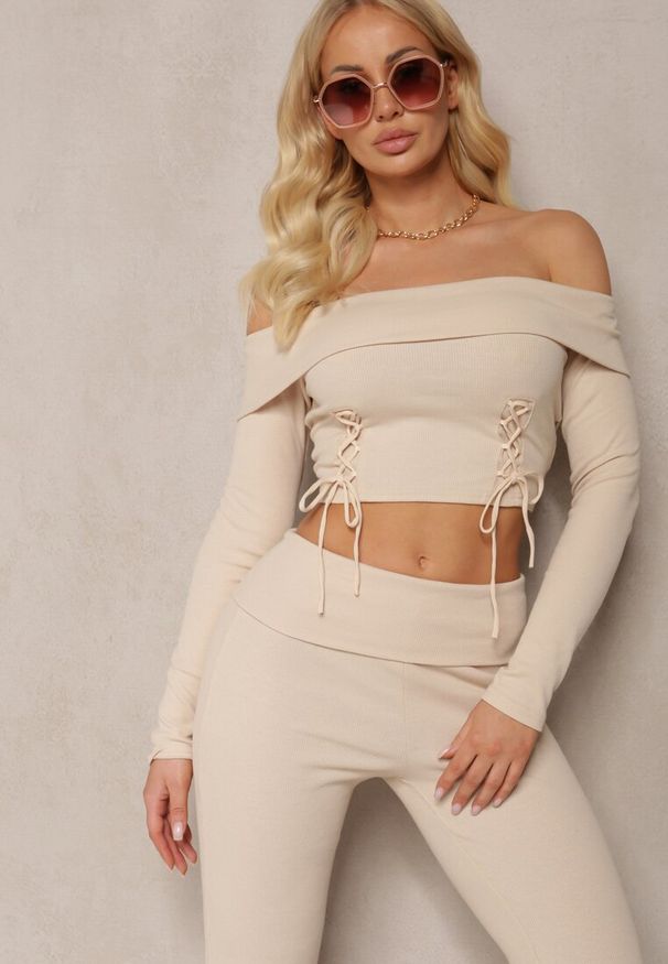 Renee - Beżowy Casualowy Komplet z Bluzką Carmen z Rzemykami i Elastycznymi Dzwonami z Bawełny Marata. Kolor: beżowy. Materiał: bawełna