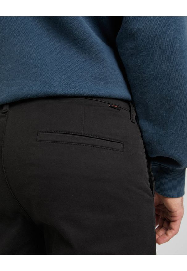 Lee - MESKIE SPODNIE MATERIAŁOWE LEE REGULAR CHINO BLACK 112322422. Materiał: materiał