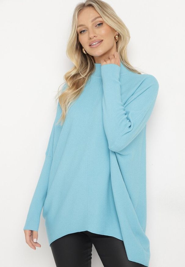 Born2be - Jasnoniebieski Sweter Typu Nietoperz z Półgolfem Lekko Asymetryczny Vitiella. Okazja: na co dzień. Kolor: niebieski. Materiał: jeans. Długość rękawa: długi rękaw. Długość: długie. Styl: elegancki, casual