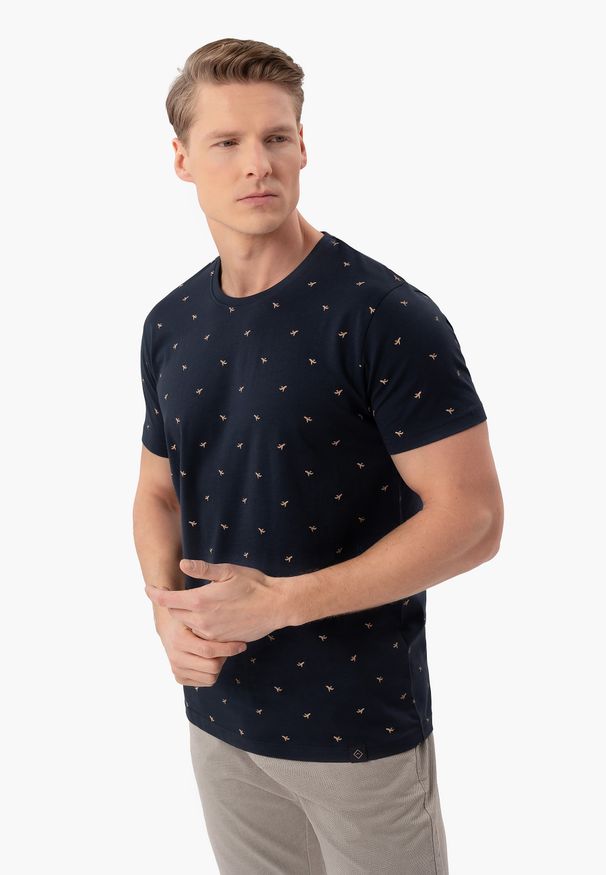 Volcano - T-shirt z wzorem TM-LEIF. Okazja: na co dzień. Materiał: bawełna, jeans, materiał. Długość: krótkie. Wzór: nadruk. Styl: casual, elegancki, klasyczny, wakacyjny