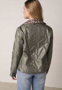Born2be - Zielona Dwustronna Kurtka Pikowana Ozdobiona Naszywką i Panterką Nemopis. Okazja: na co dzień. Kolor: zielony. Materiał: jeans. Wzór: motyw zwierzęcy, aplikacja. Styl: casual #7