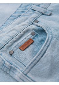 Ombre Clothing - Spodnie jeansowe męskie CARROT FIT z przetarciami – jasnoniebieskie V1 - Rozmiar: XXL. Okazja: na co dzień. Kolor: niebieski. Materiał: jeans. Wzór: aplikacja. Styl: klasyczny, casual
