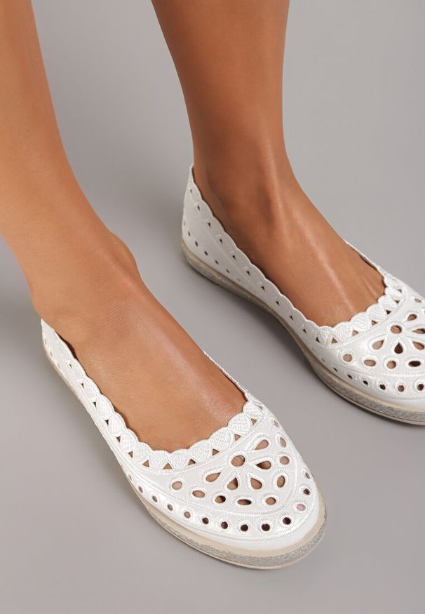 Renee - Białe Balerinki Phiase. Okazja: na co dzień. Nosek buta: okrągły. Zapięcie: bez zapięcia. Kolor: biały. Szerokość cholewki: normalna. Wzór: ażurowy, aplikacja. Materiał: jeans, materiał. Obcas: na płaskiej podeszwie. Styl: casual
