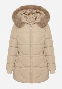Born2be - Ciemnobeżowa Pikowana Kurtka z Kapturem z Futerkiem Nenadria. Okazja: na spotkanie biznesowe, do pracy, na co dzień. Typ kołnierza: kaptur. Kolor: beżowy. Materiał: futro. Wzór: aplikacja. Styl: casual, biznesowy #3