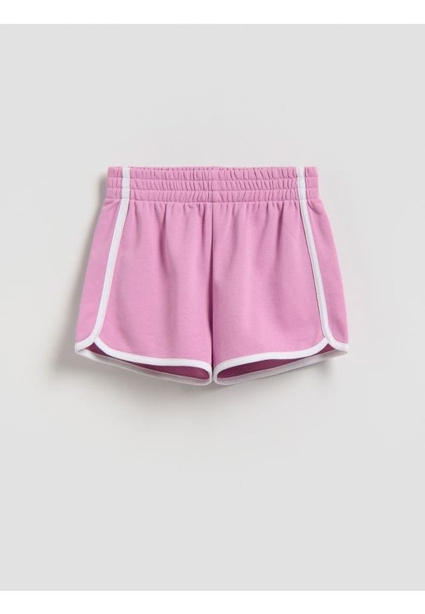 Reserved - Dresowe szorty z lampasem - fioletowy. Kolor: fioletowy. Materiał: dresówka